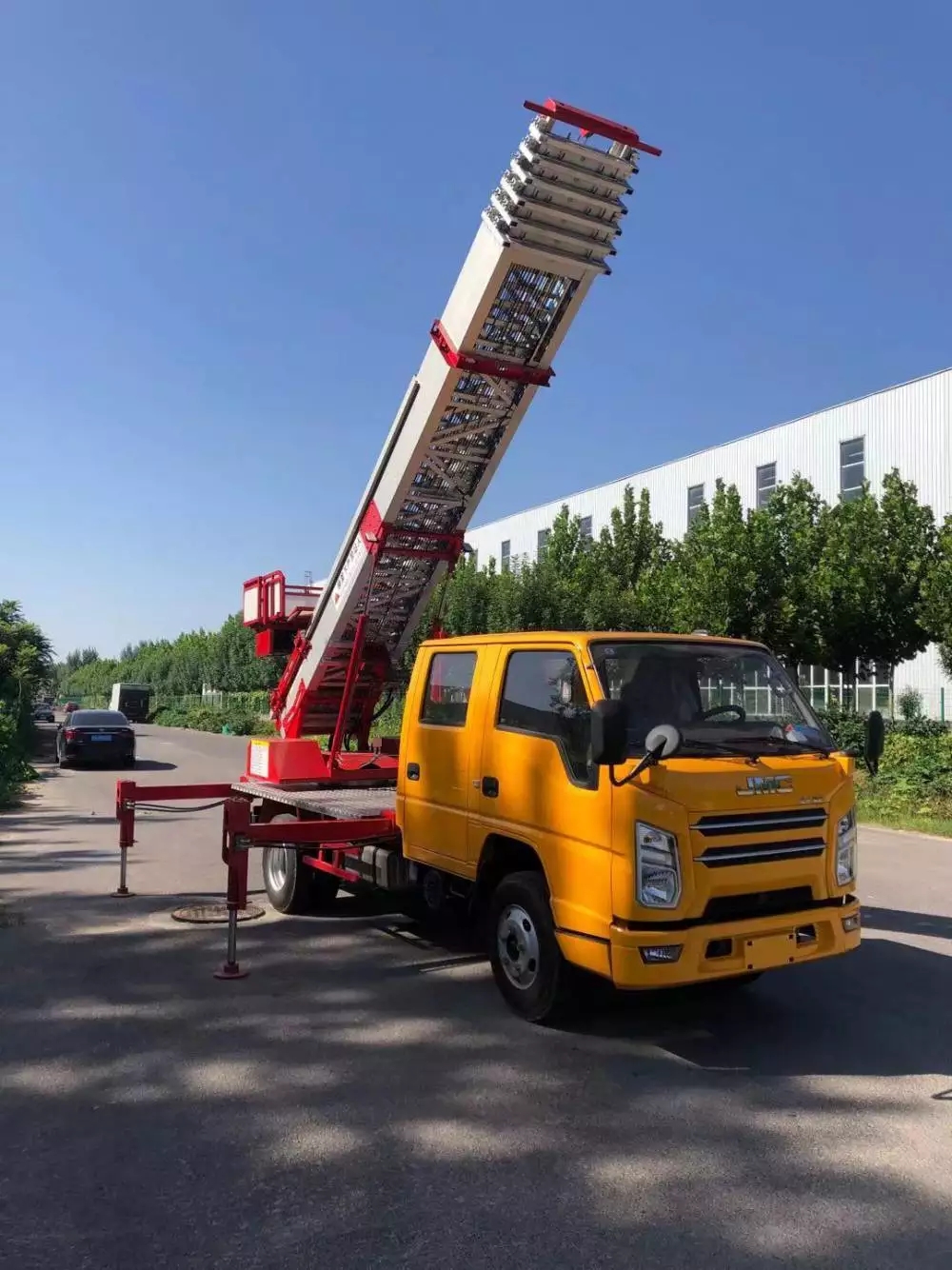 龙南县附近的云梯车出租服务：轻松解决高空作业需求