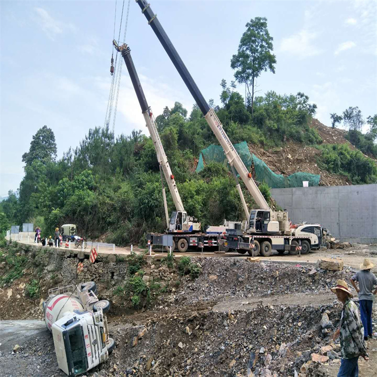 龙南县汽车掉沟里叫吊车救援要多少钱